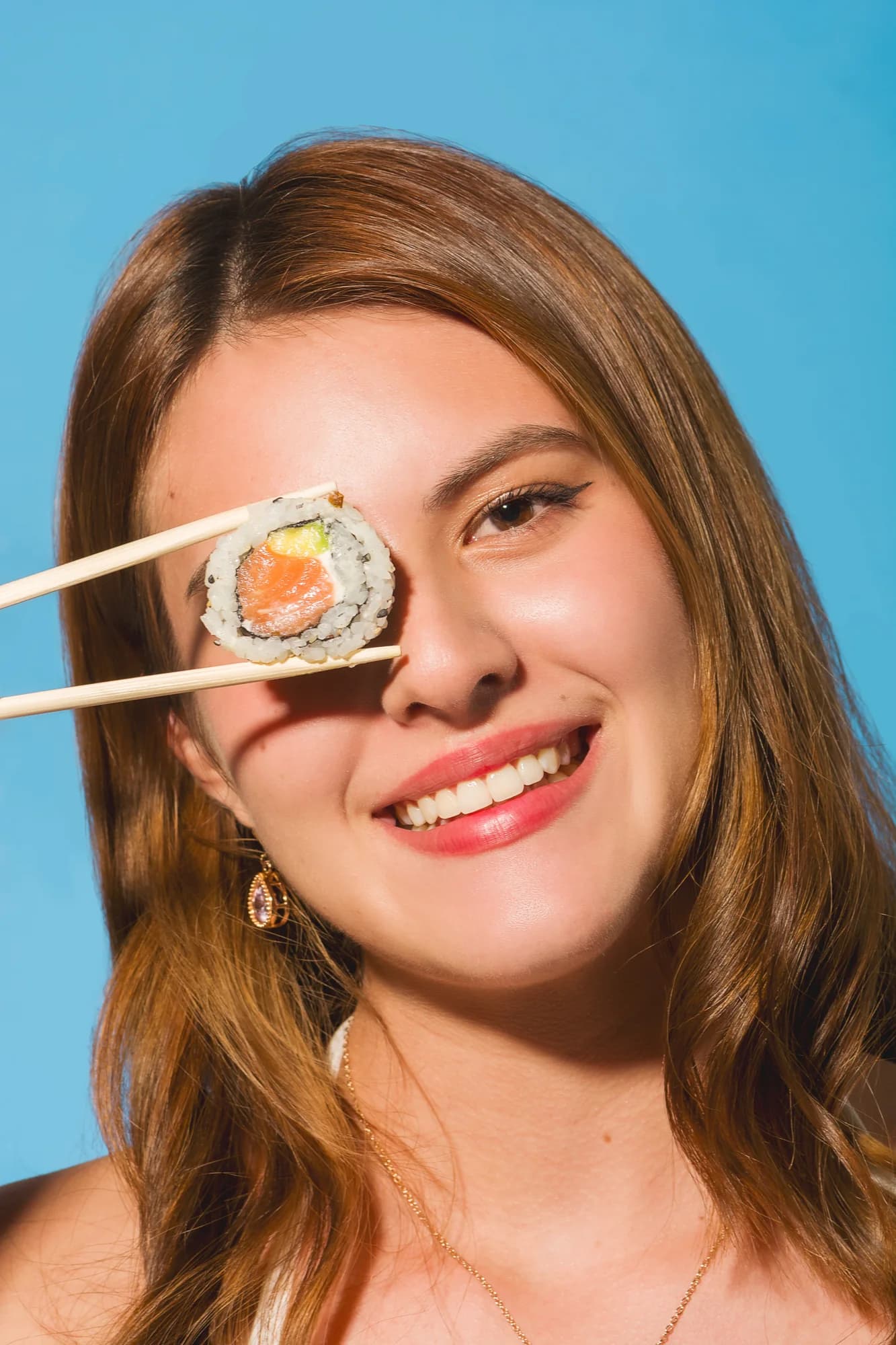 Persona disfrutando sushi Kielo